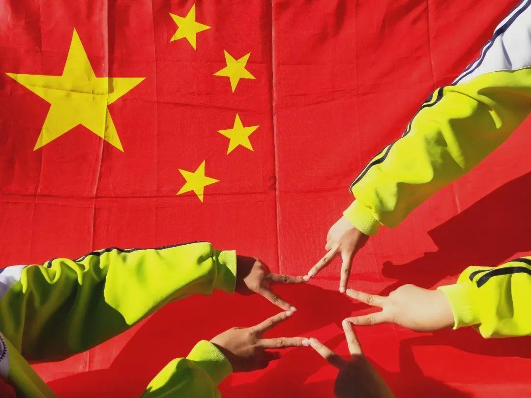 度假的时尚女孩
